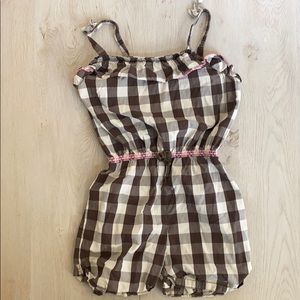 Super cute romper.